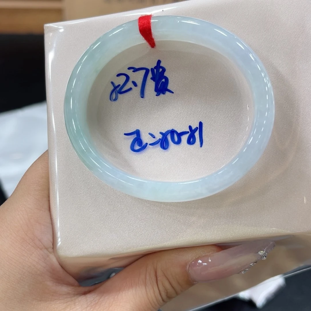 翡翠手镯未镶嵌翡翠