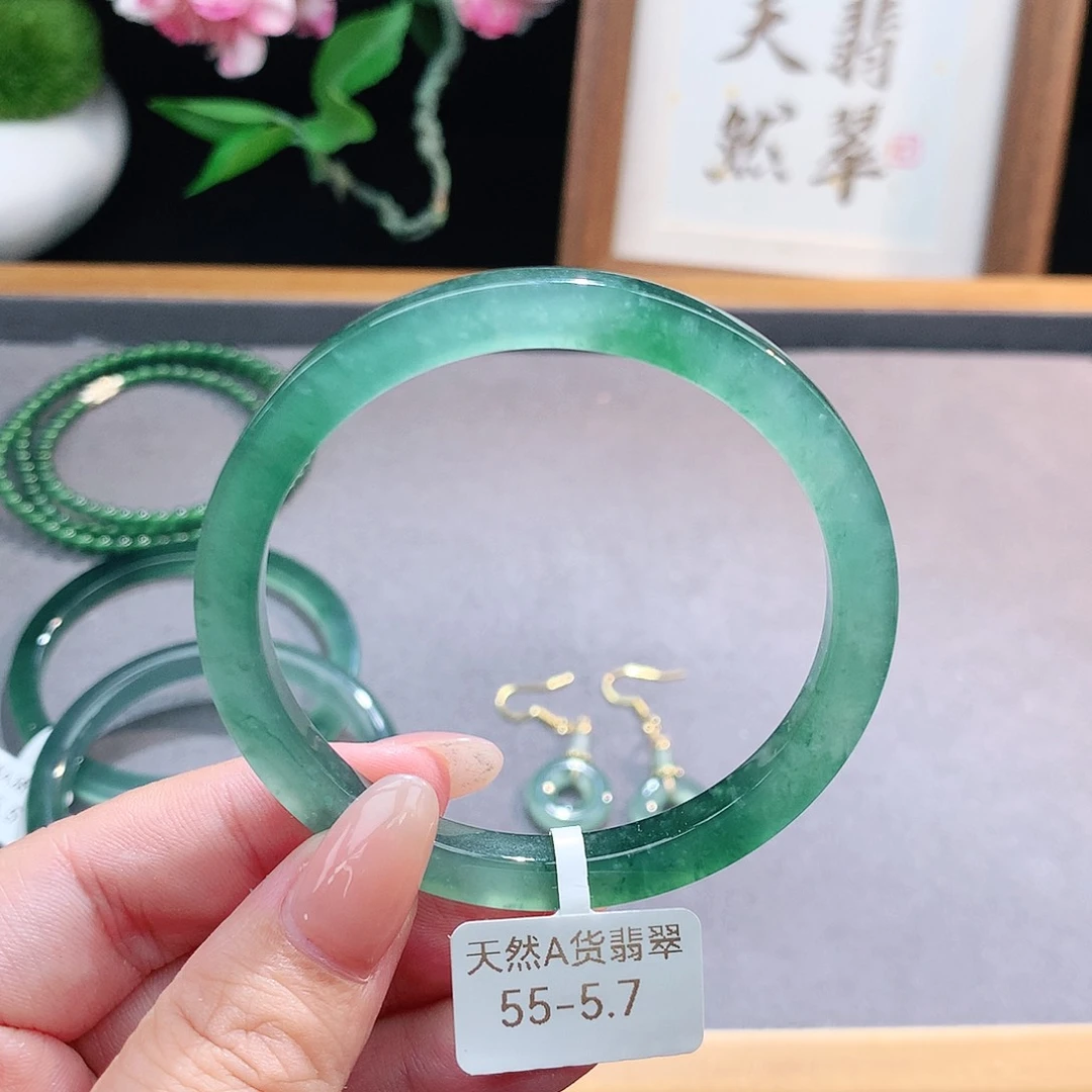 未镶嵌手镯（圆镯）翡翠