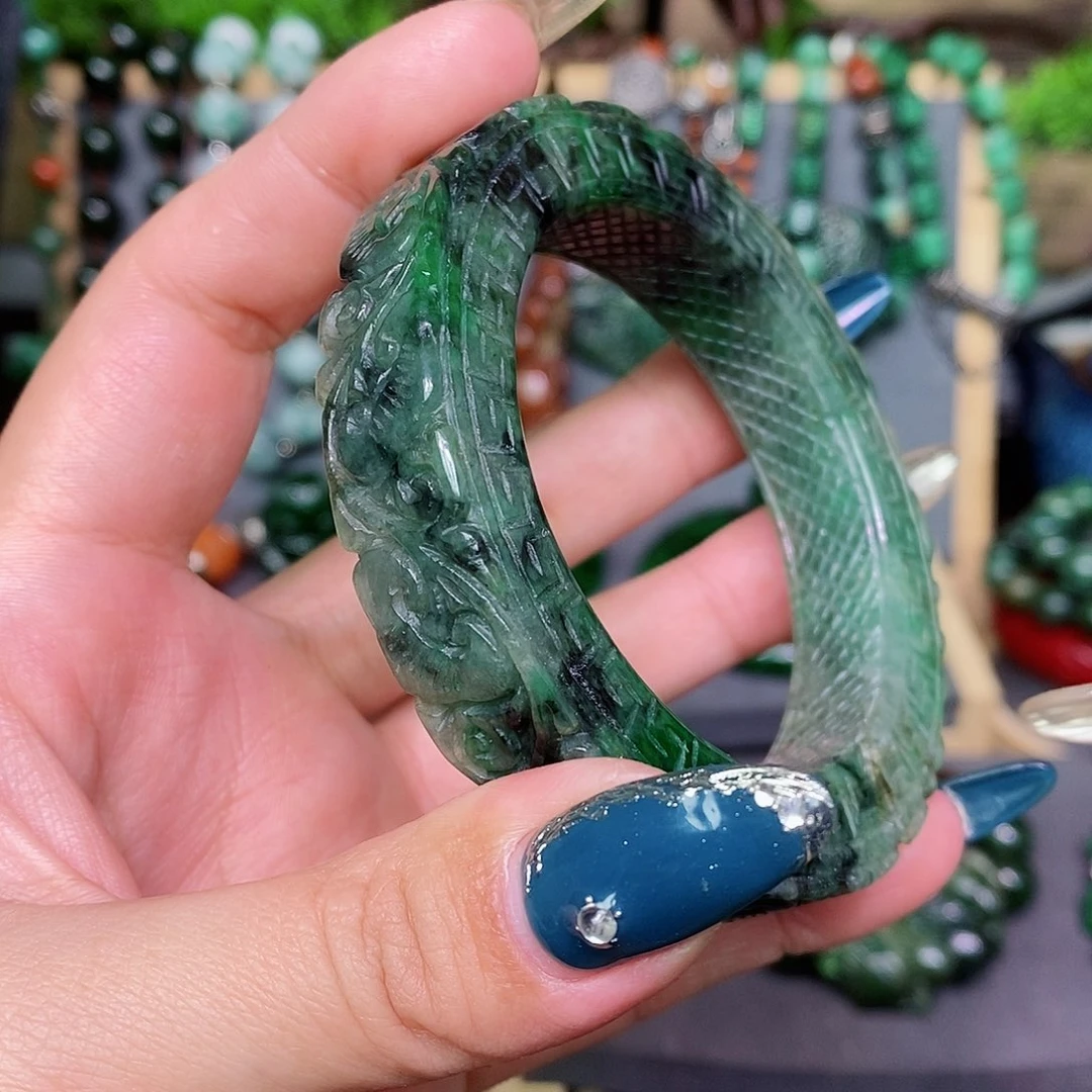 翡翠手镯未镶嵌独**性漂亮美眉