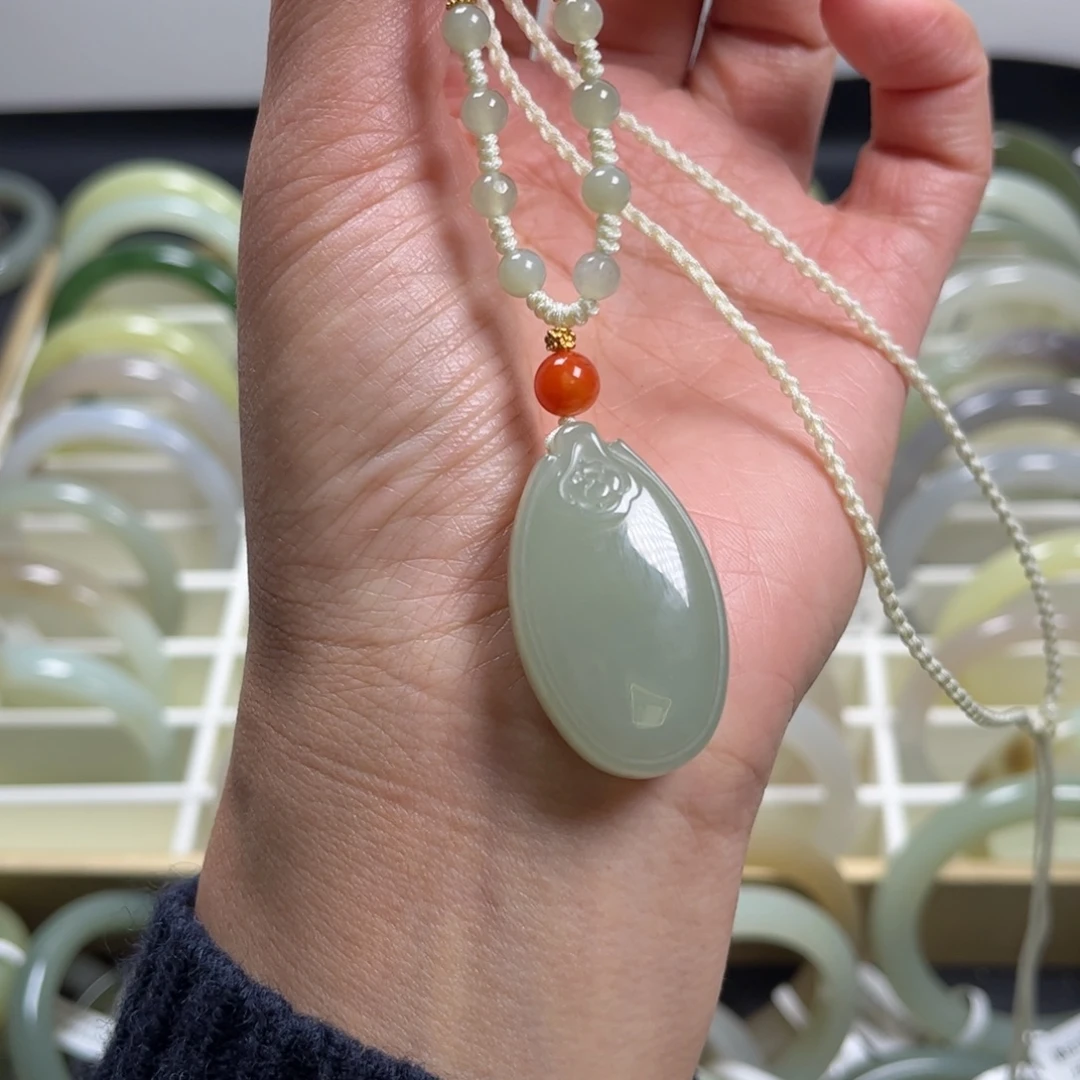 和田玉未镶嵌吊坠(赠链)