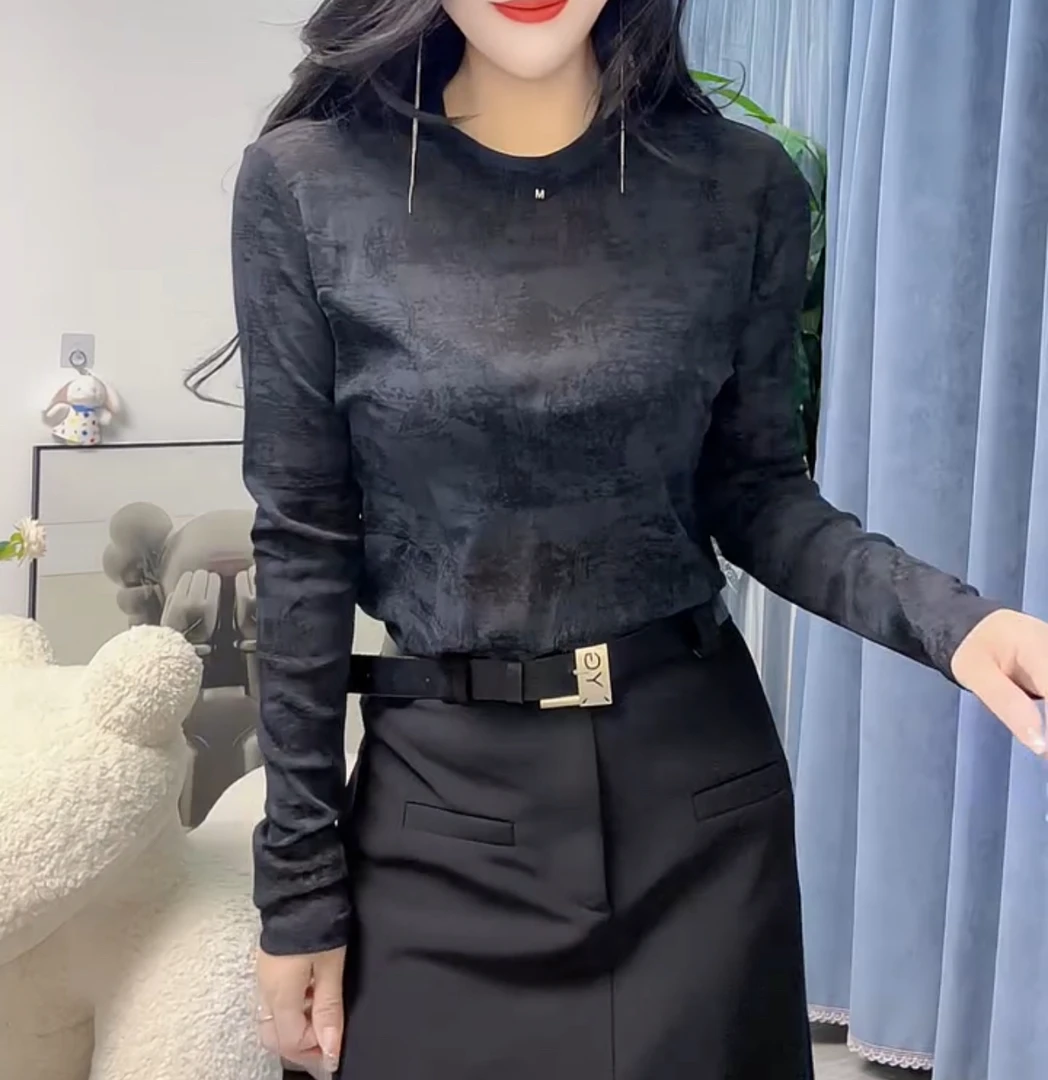 极简风经典长袖圆领打底衫