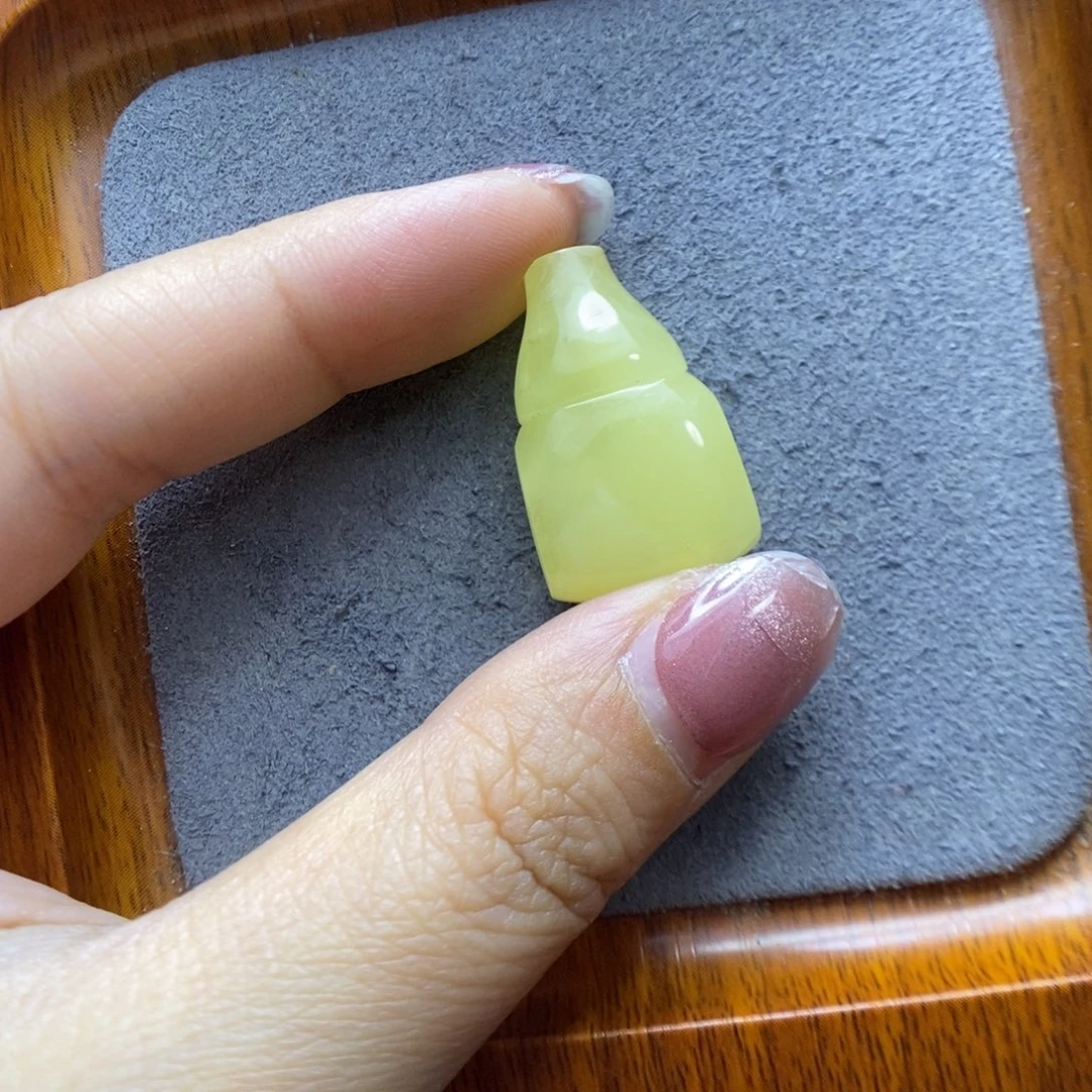 小***李蜜蜡未镶嵌颈饰郎