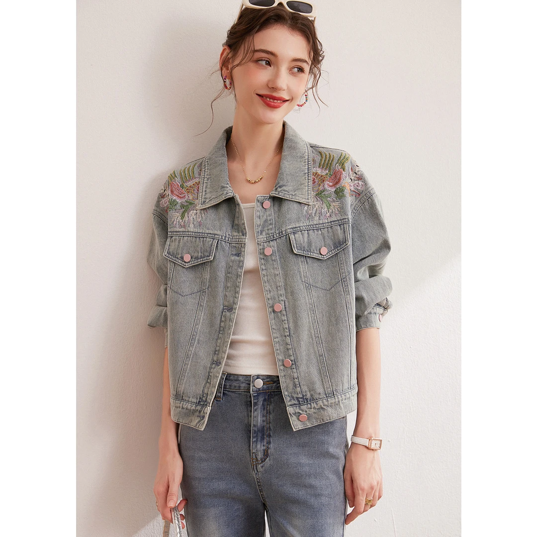 白鹿语秋款时尚绣花牛仔夹克撞色扣微落肩长袖女装外套BL10039