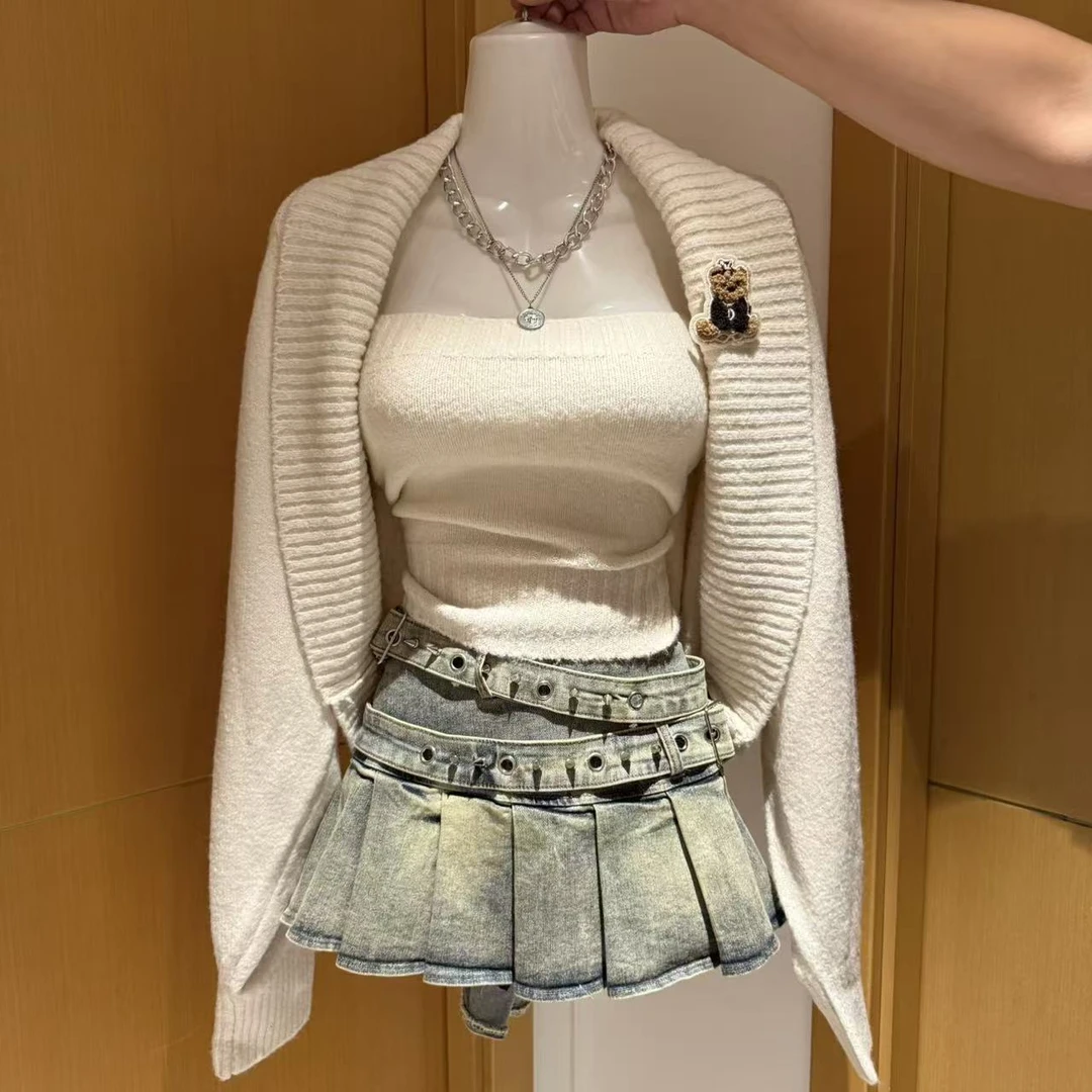 翻领毛衣外套+纯欲抹胸+牛仔百褶裙