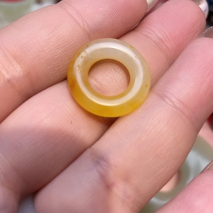 陈***雨颈饰未镶嵌和田玉