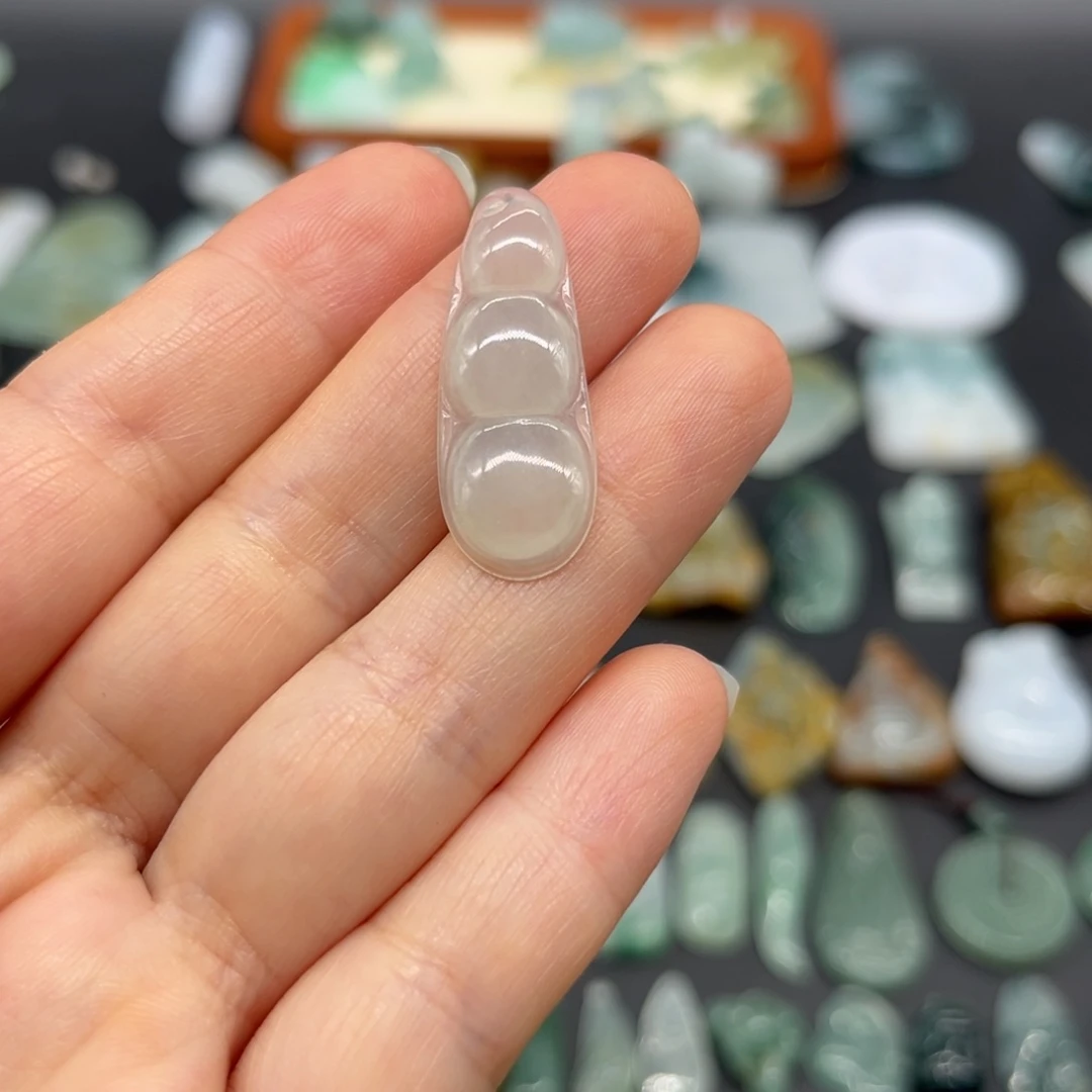 翡翠未镶嵌颈饰福豆