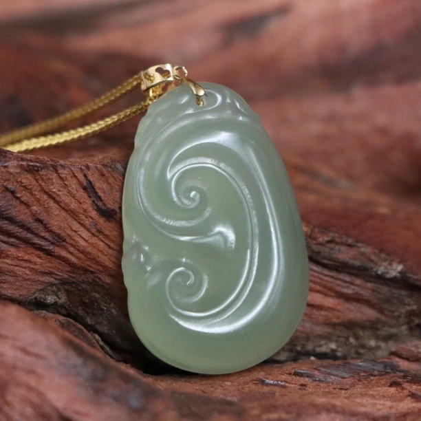 天然和田玉晴水吊坠18k金镶