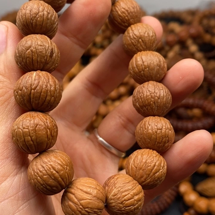 猴头核桃吊坠橄榄石