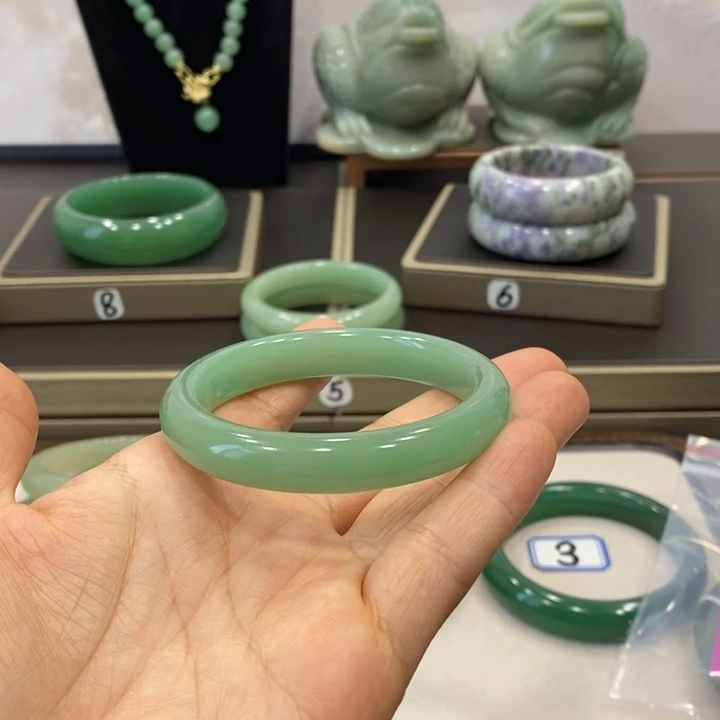 东陵石未镶嵌颈饰-***。