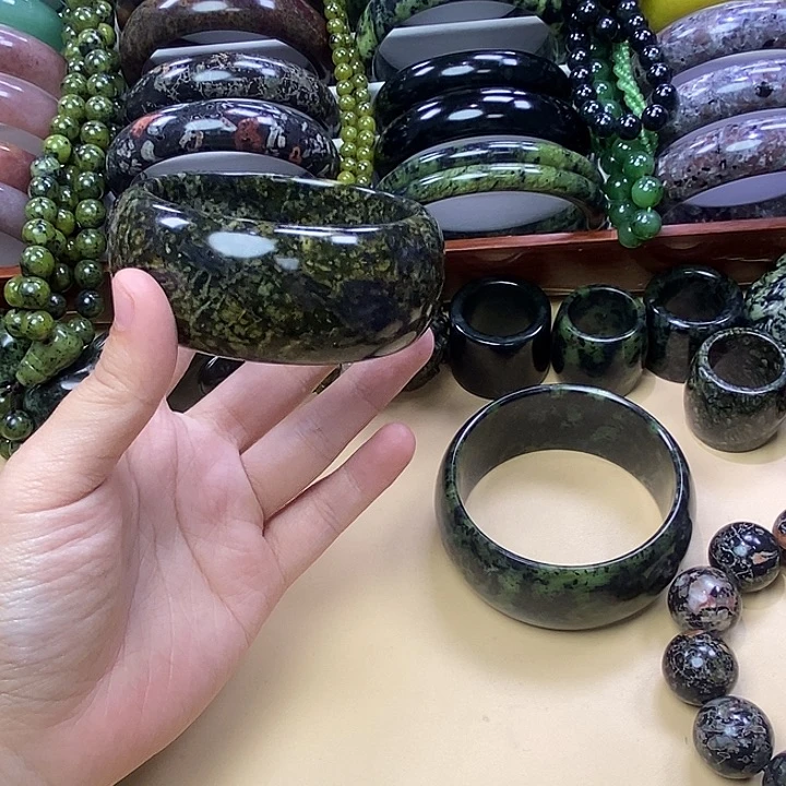 芳****蛇纹石玉未镶嵌高货金花手镯9号