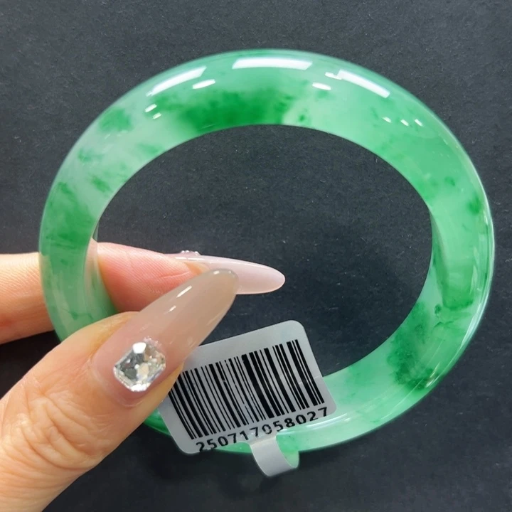 小****石英质玉（非洲翠）未镶嵌手镯