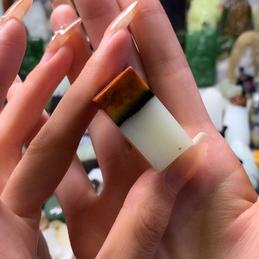 颈饰未镶嵌和田玉誉**_