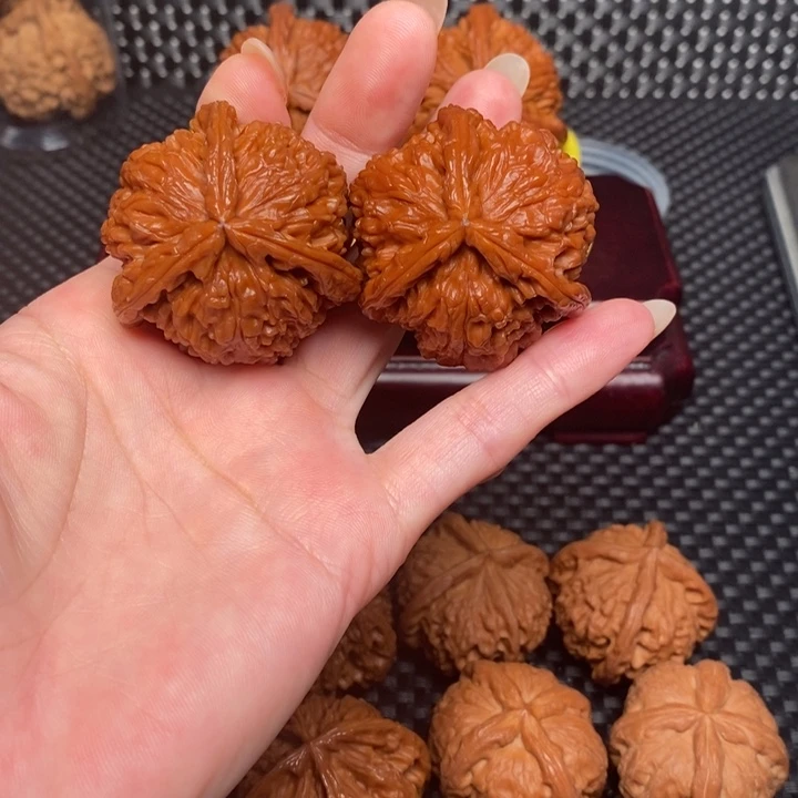文玩核桃吊坠白奔