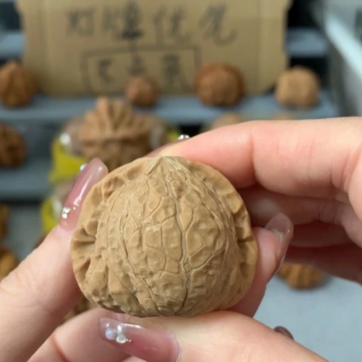 鸿***吊坠文玩核桃异形单只，有瑕疵