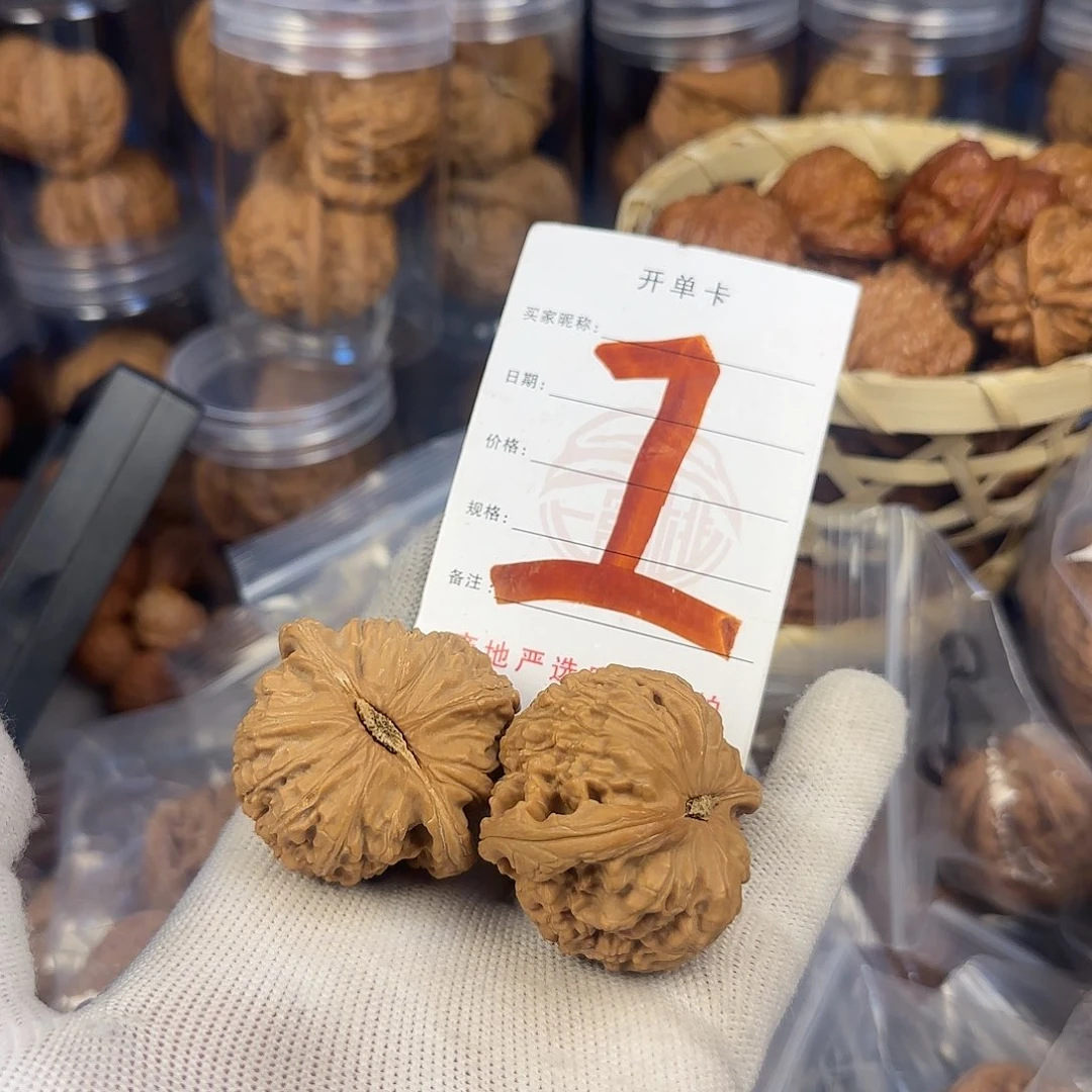 文玩核桃吊坠白狮子