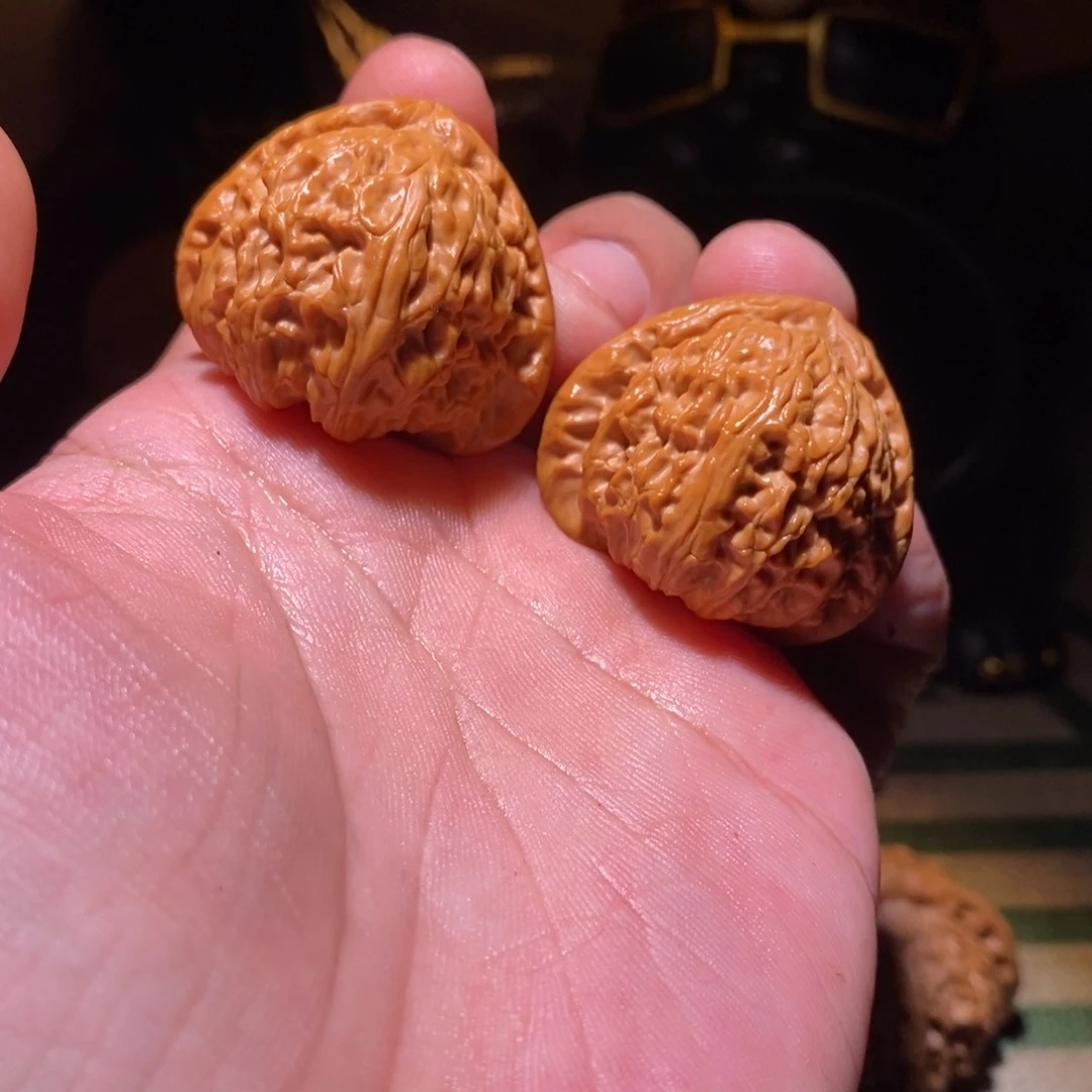 一***子文玩核桃把件37角白