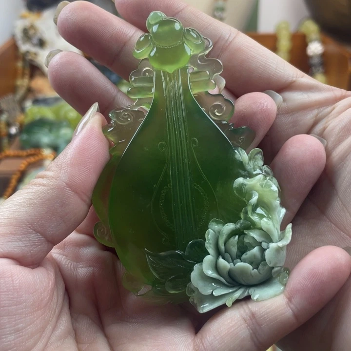 青***。蛇纹石玉未镶嵌吊坠