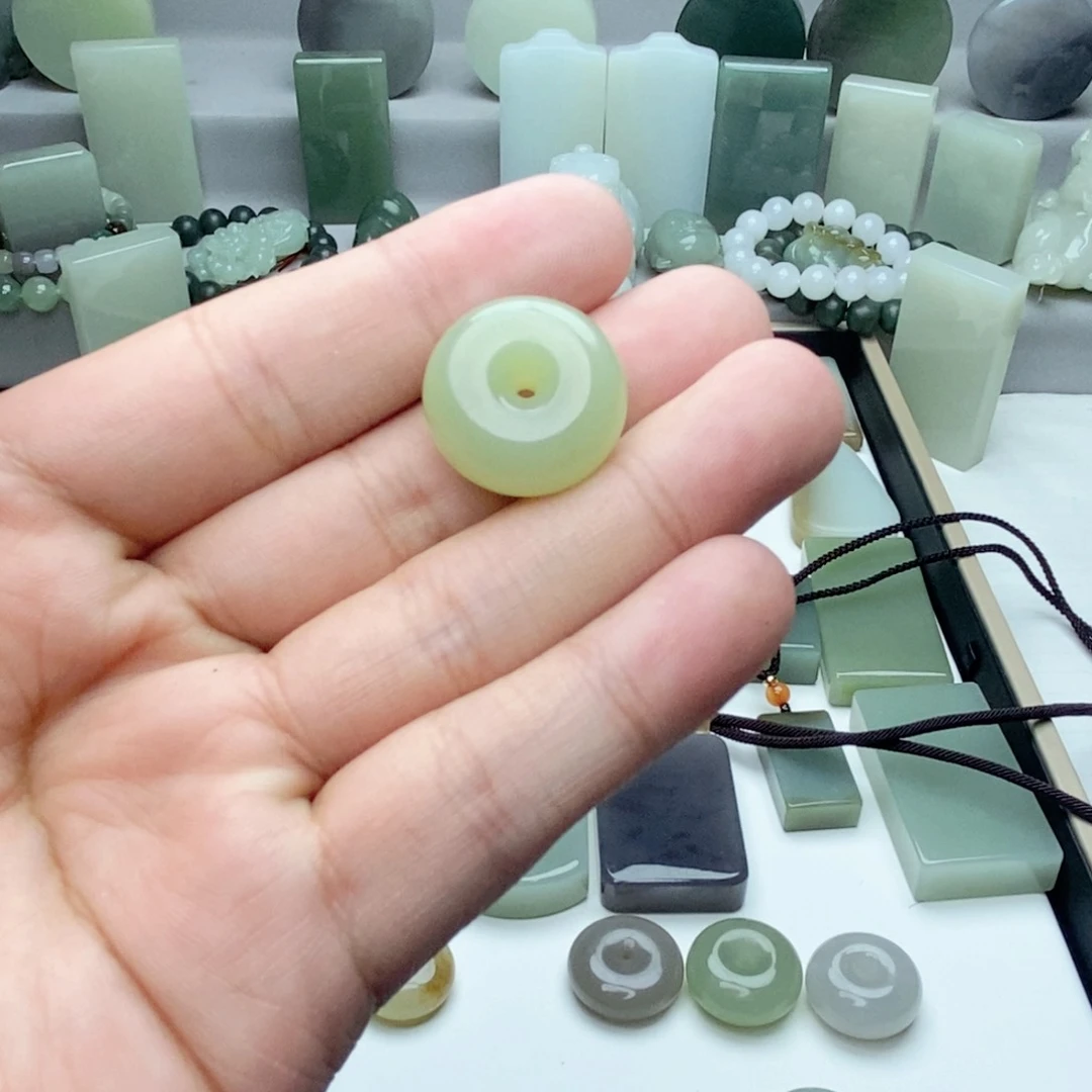 和田玉颈饰未镶嵌木*