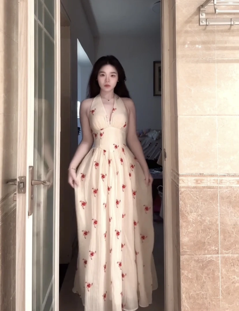 心愿裙 2025夏季新款纯欲风挂脖连衣裙提花收腰显瘦露背深V领长裙