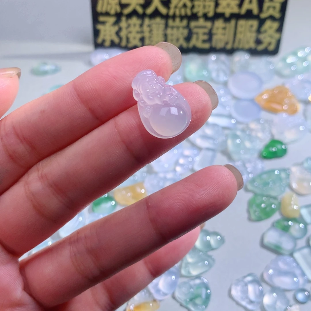 樱***子翡翠未镶嵌颈饰财神