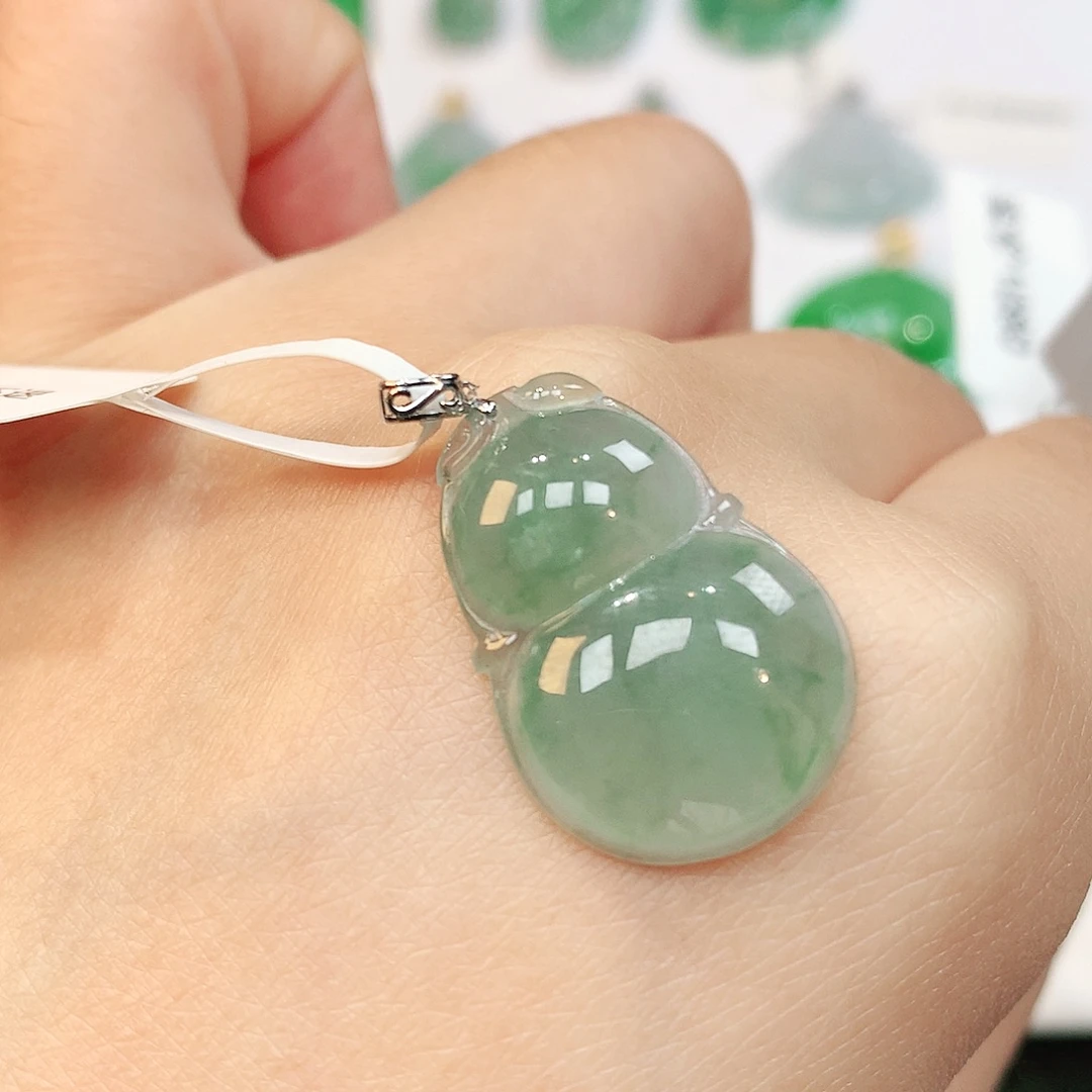 锐****翡翠18K金镶嵌颈饰