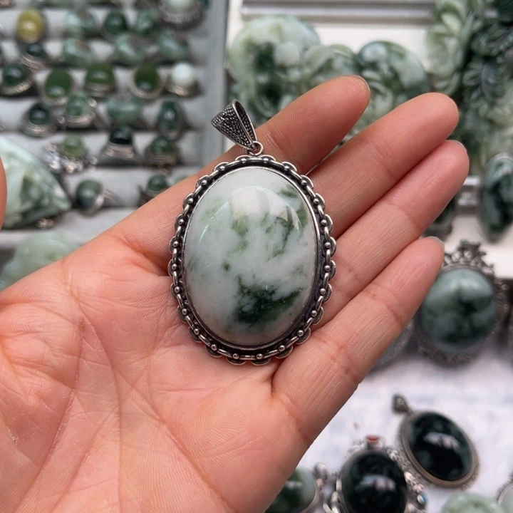 透闪石-蛇纹石玉颈饰未镶嵌