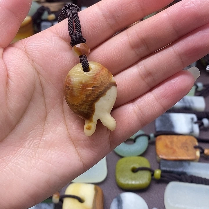 蛇纹石玉未镶嵌颈饰