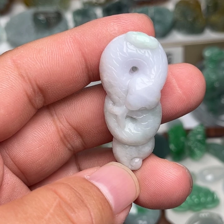 翡翠未镶嵌颈饰蛇