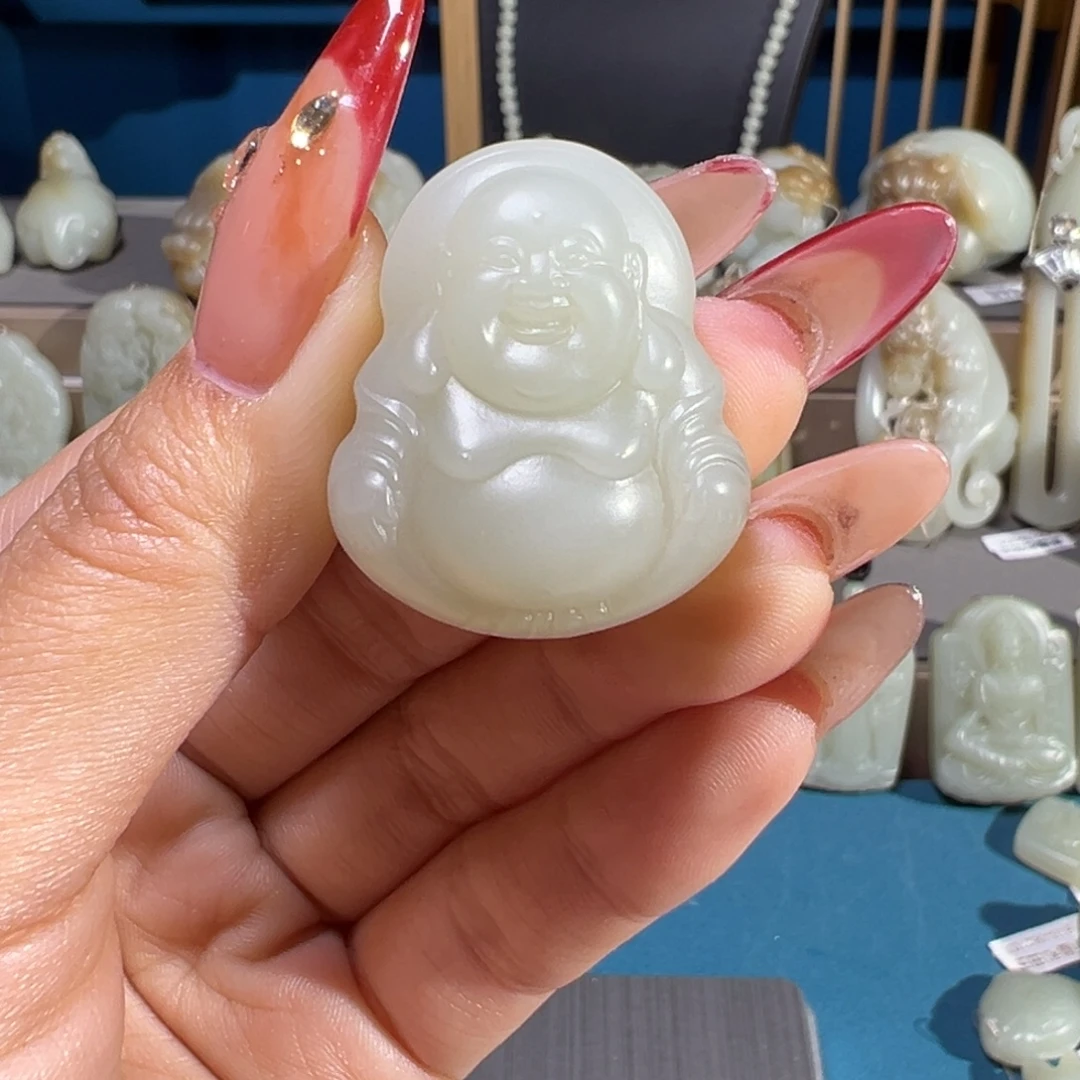 大***在和田玉（糖玉）未镶嵌颈饰