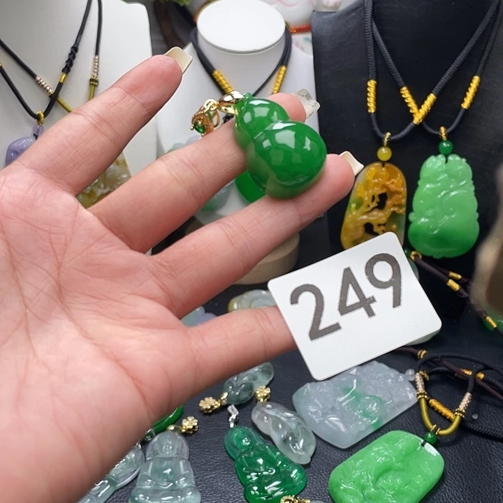 翡翠未镶嵌吊坠(赠链)