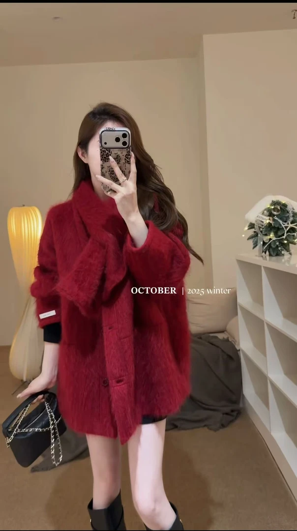 欧货时尚圣诞新年穿搭红色外套秋冬季2025新款慵懒风围巾外套