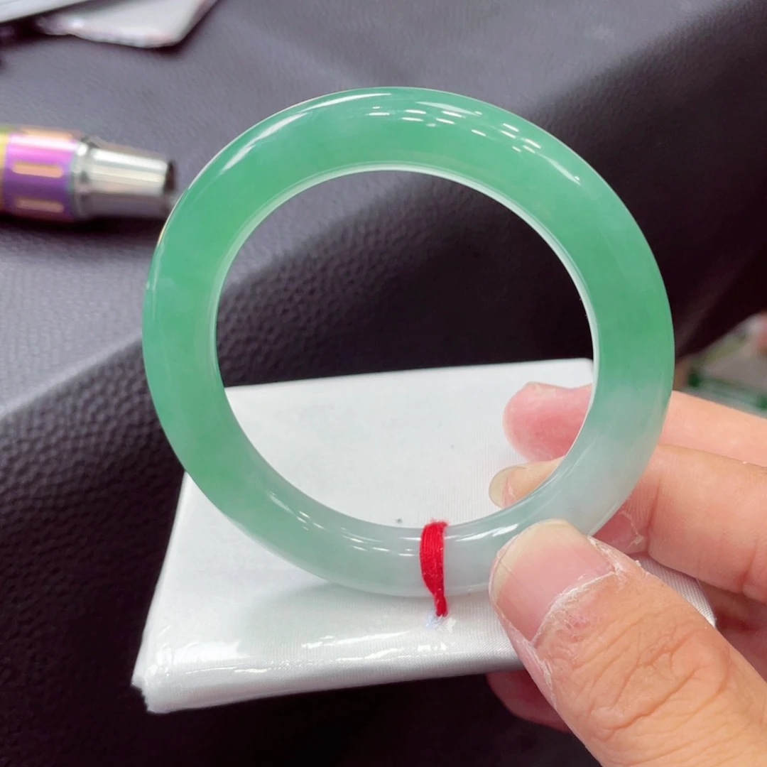 翡翠手镯未镶嵌翡翠