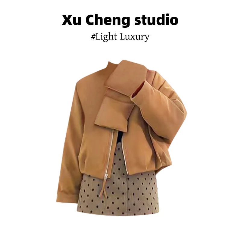 Xu Cheng浅棕色拉链短款围脖上衣外套女2025早秋波点小香风包臀裙