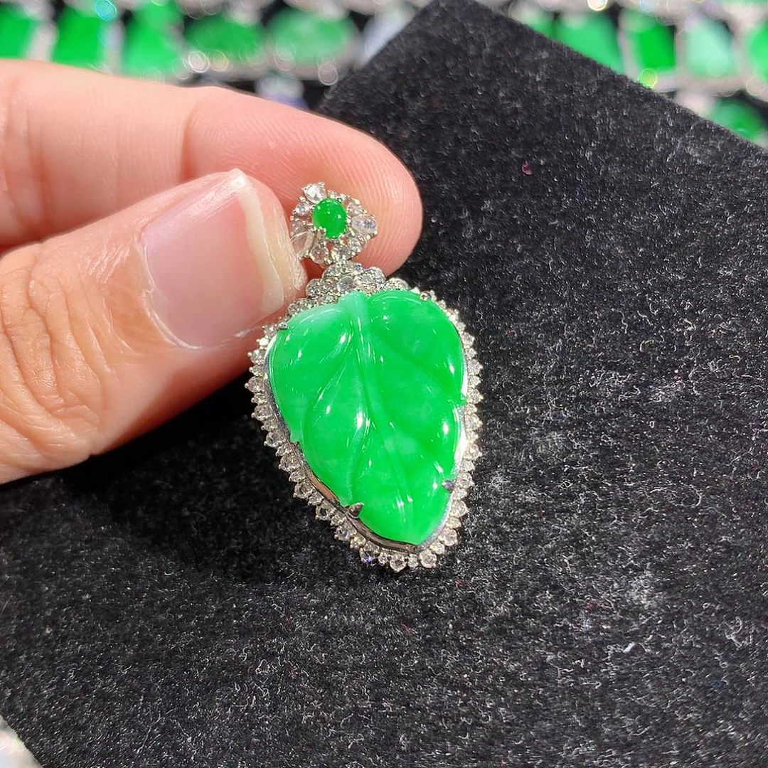 翡翠18K金镶嵌颈饰