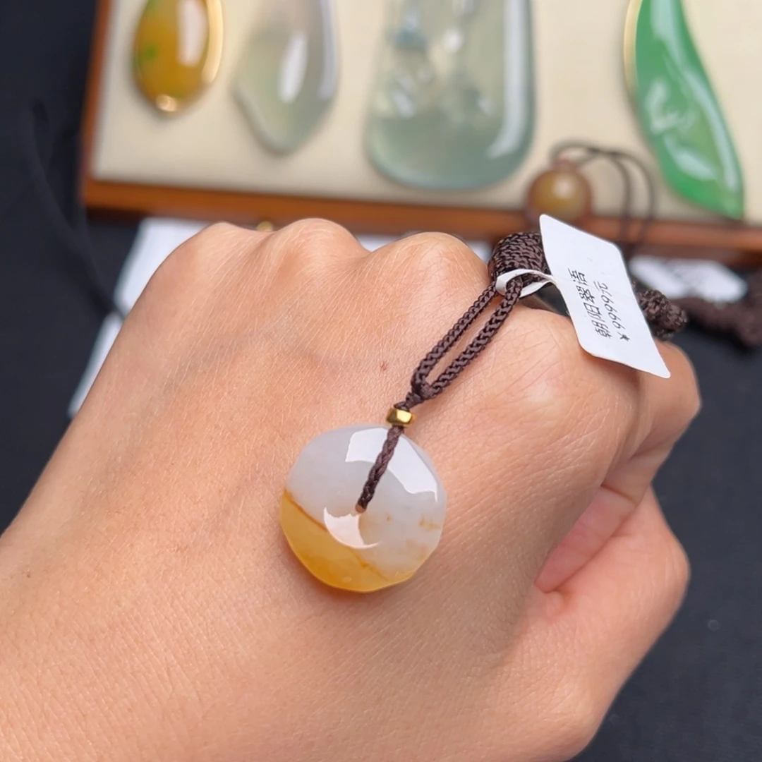 翡翠未镶嵌颈饰平安。