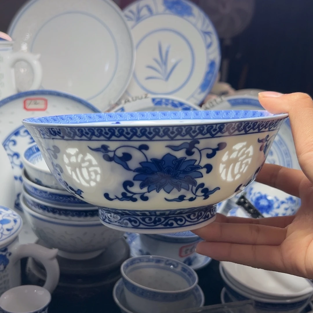 碗青花玲珑缠枝莲雕塑福字七寸面碗