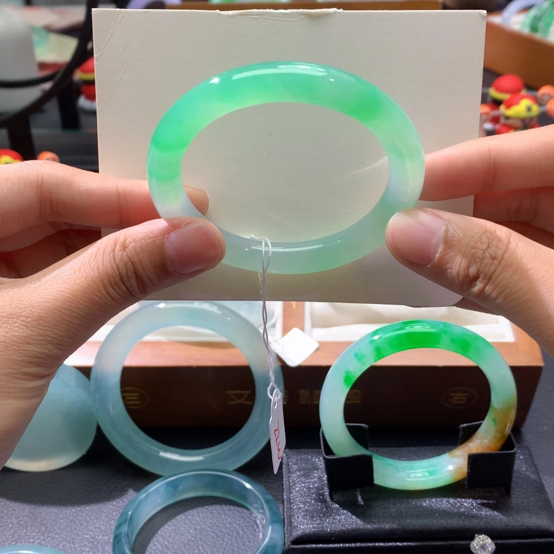 翡翠未镶嵌手镯贵妃