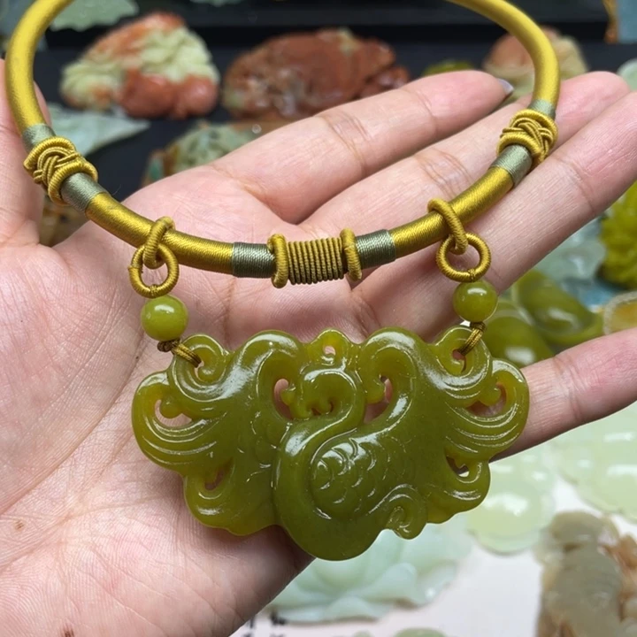 蛇纹石玉未镶嵌颈饰