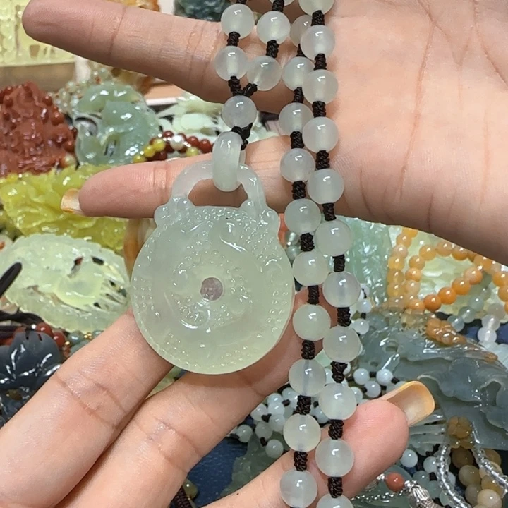 未镶嵌蛇纹石玉吊坠