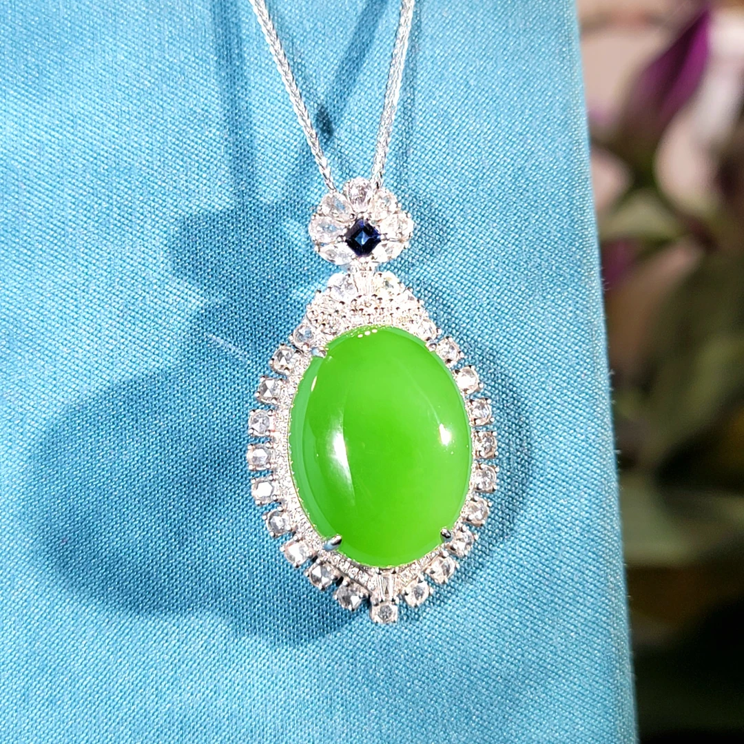 碧玉苹果绿鸽子蛋面吊坠 18k白金镶嵌和田玉吊坠 (不含链)9.2g