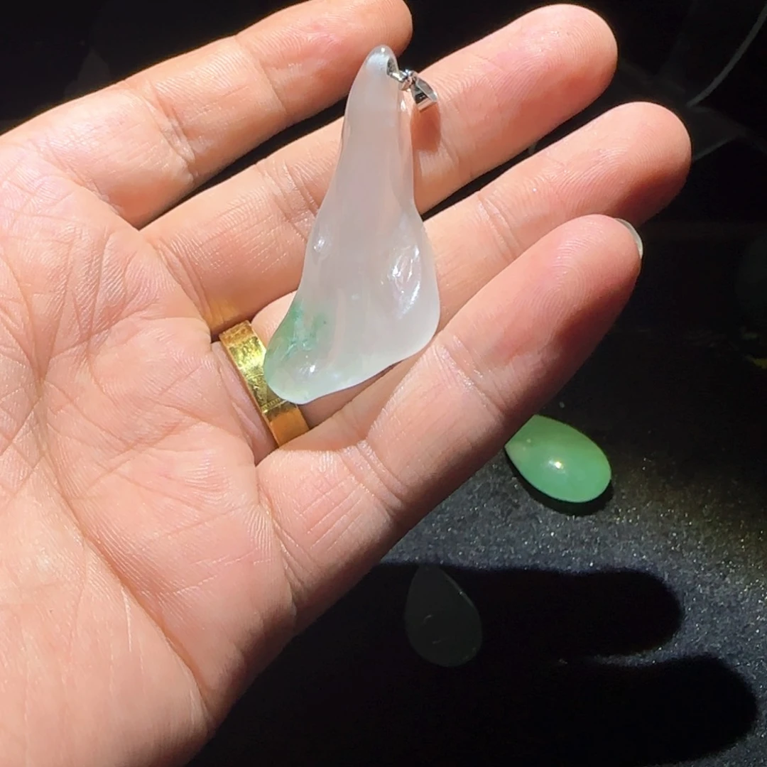 艾***生石英质玉（非洲翠）手绳未镶嵌