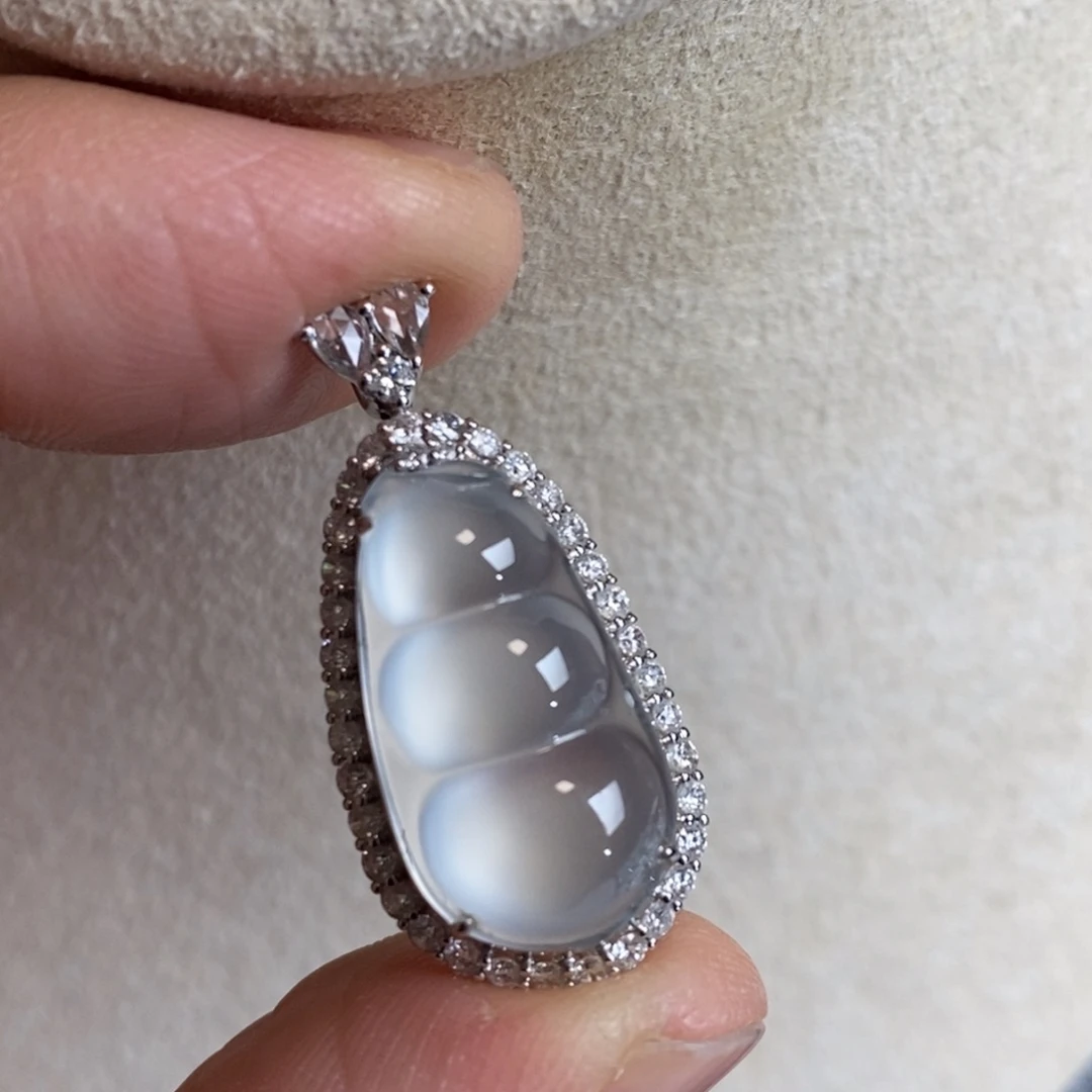 翡翠吊坠(不含链)18K金镶嵌福豆