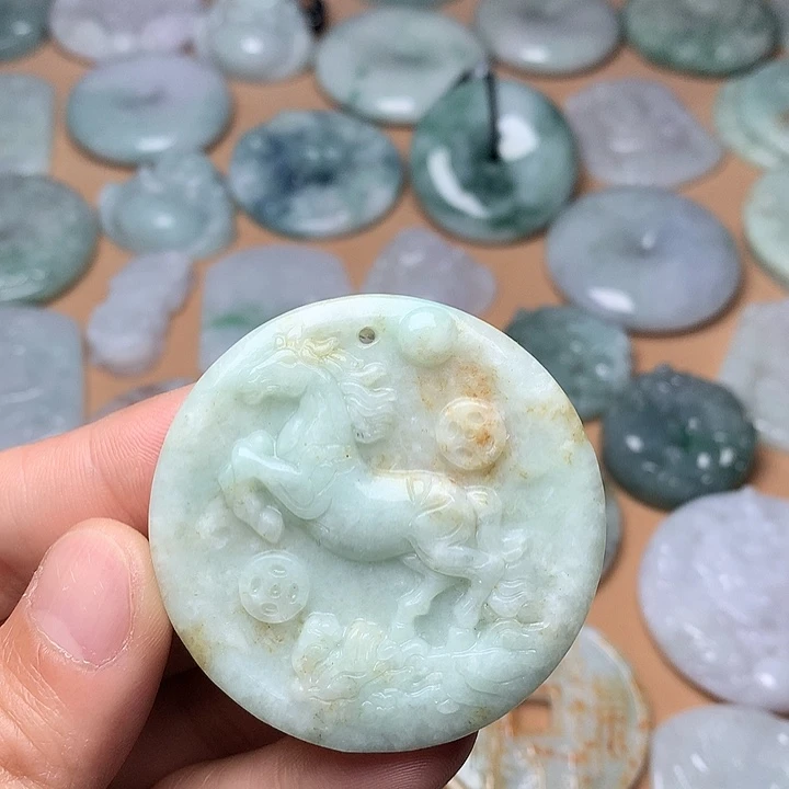 翡翠未镶嵌颈饰马牌