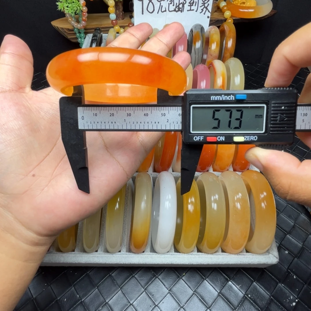 未镶嵌石英质玉（黄龙玉）手镯
