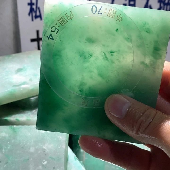 乐***巢定制石英质玉（非洲翠）