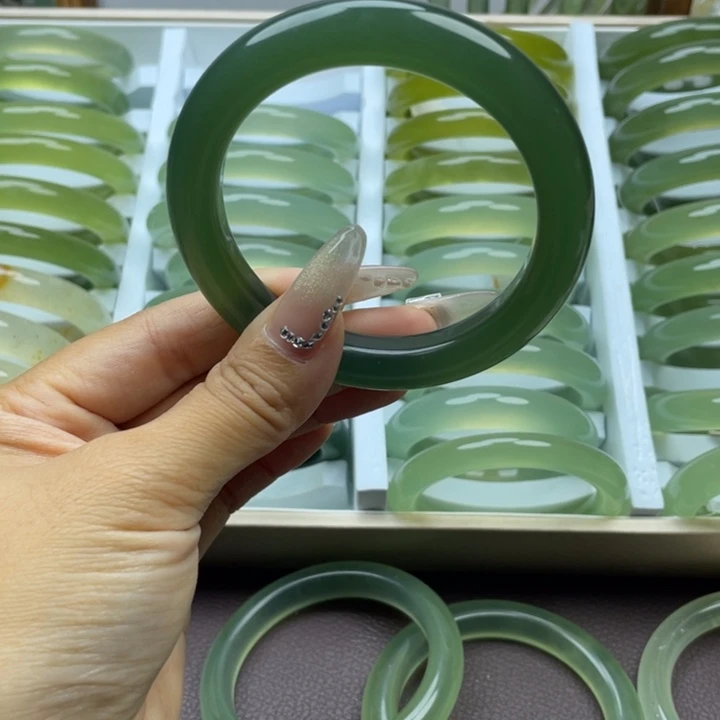 壁***仞未镶嵌蛇纹石玉手镯