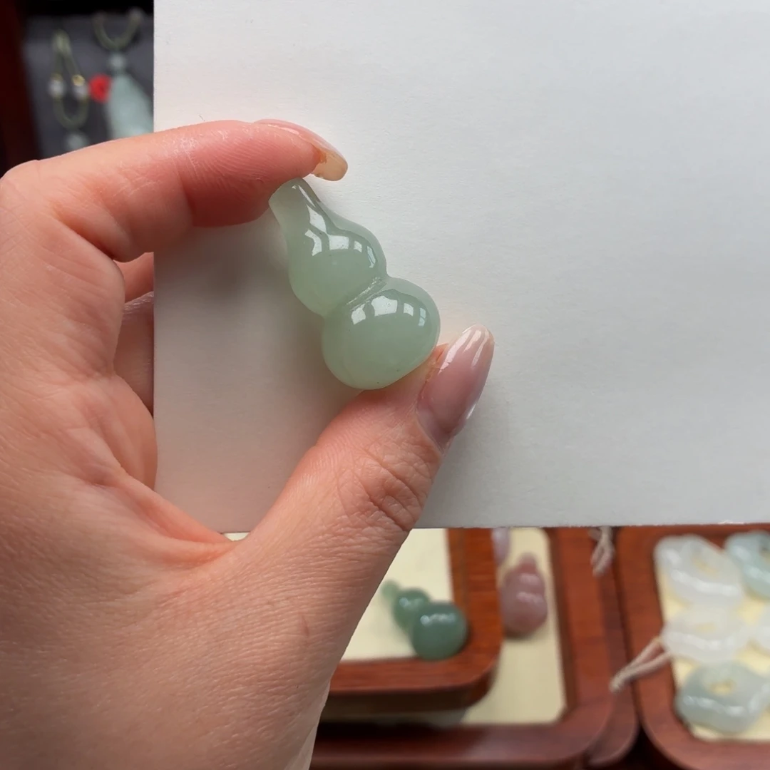 暴***女石英质玉未镶嵌颈饰