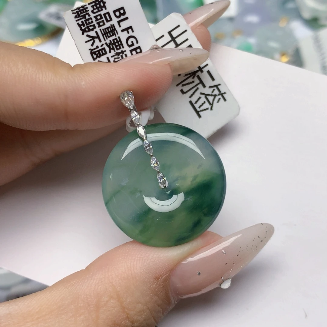 颈饰18K金镶嵌翡翠大****~