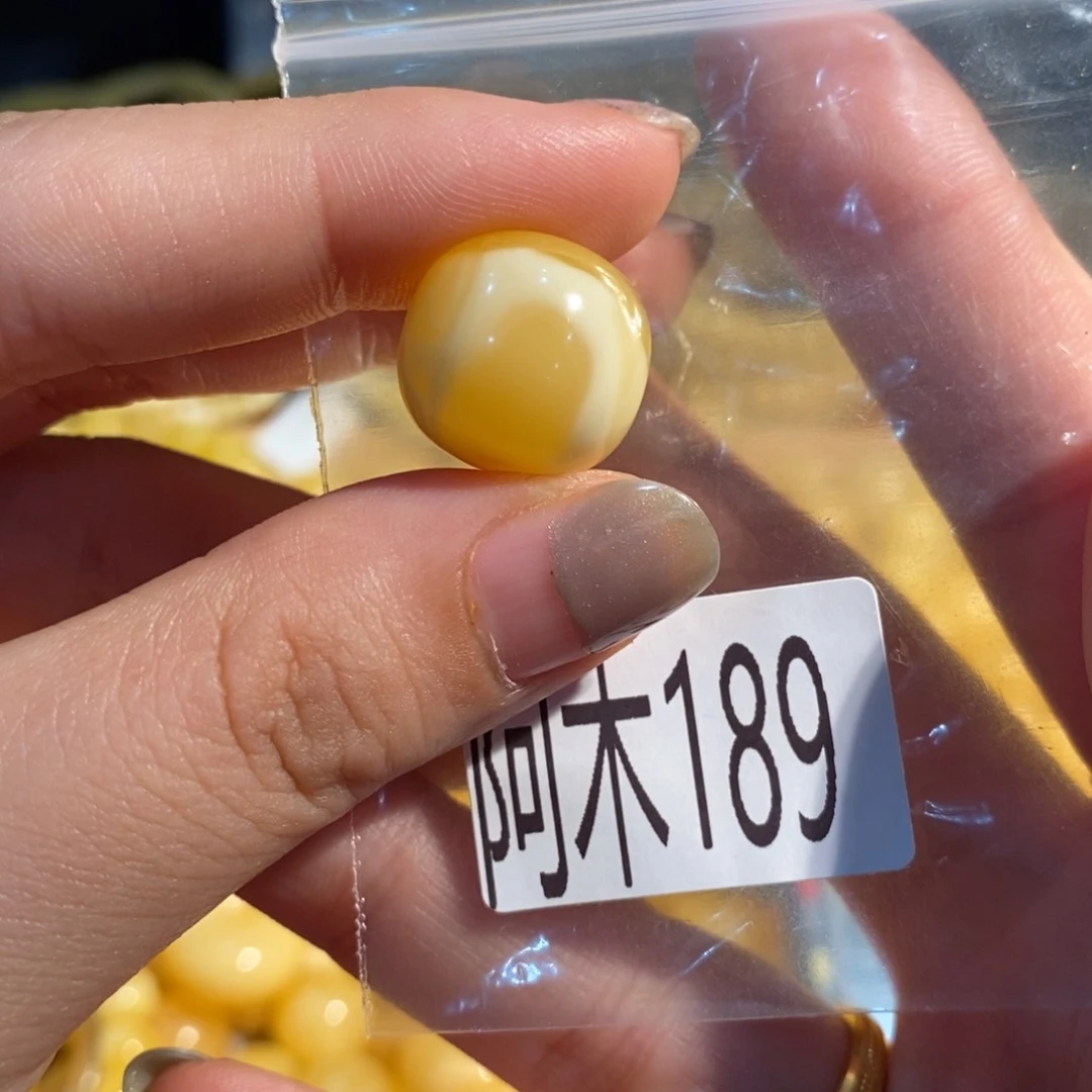 未镶嵌琥珀珠宝奇石189