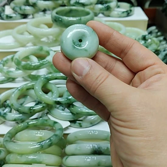 透闪石-蛇纹石玉未镶嵌颈饰